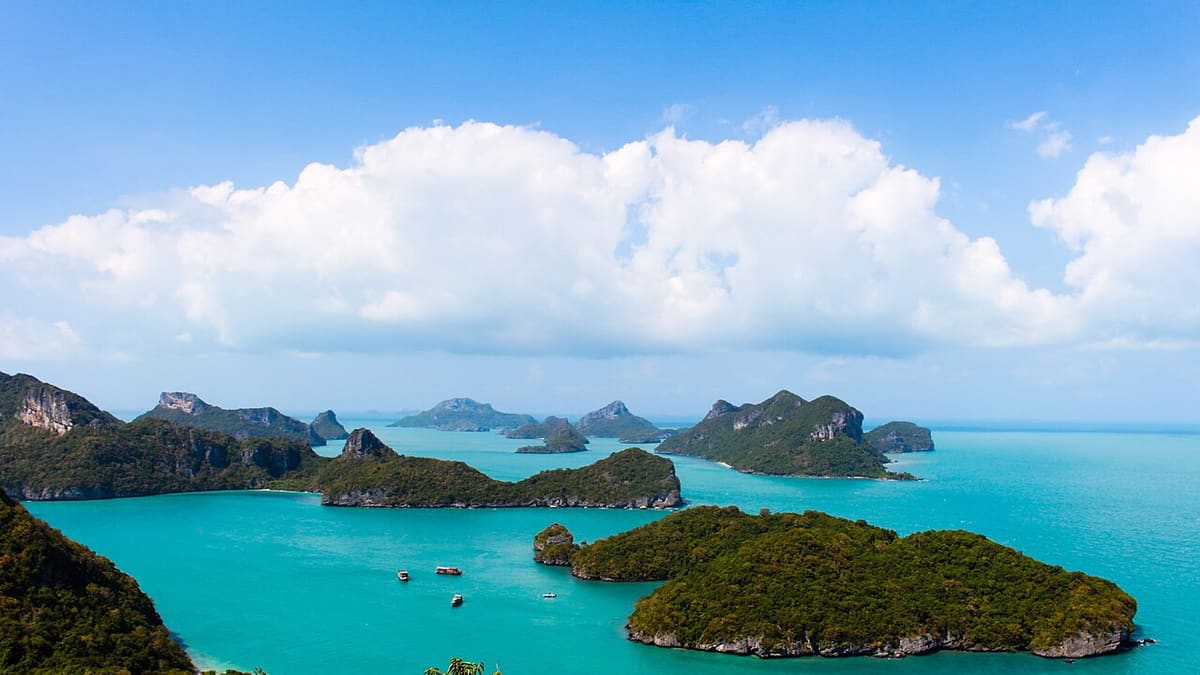 Blick von oben über die grünen Inseln von Ang Thong