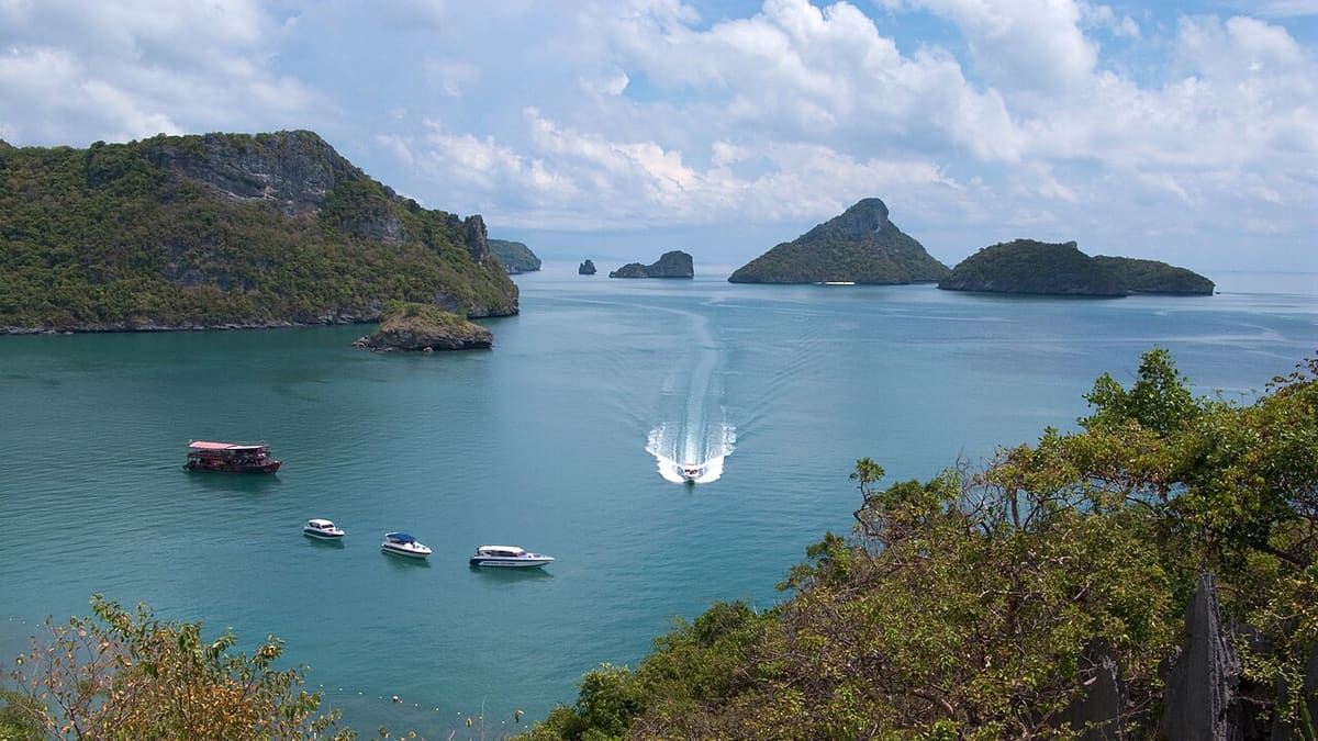 Boote in einer Bucht zwischen den Inseln von Ang Thong