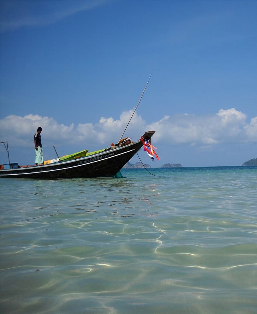 Longtail-Boot im flachen Wasser