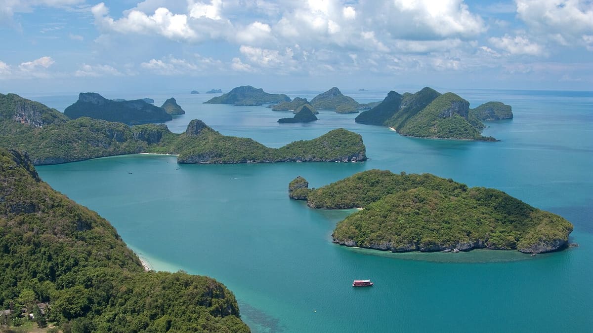 Grüne Inseln von Ang Thong unter bewölktem Himmel