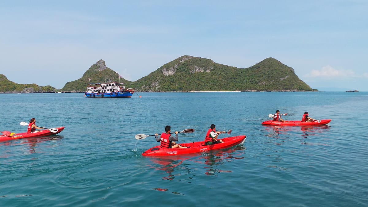 Rote Kajaks auf dem Wasser vor den Inseln von Ang Thong