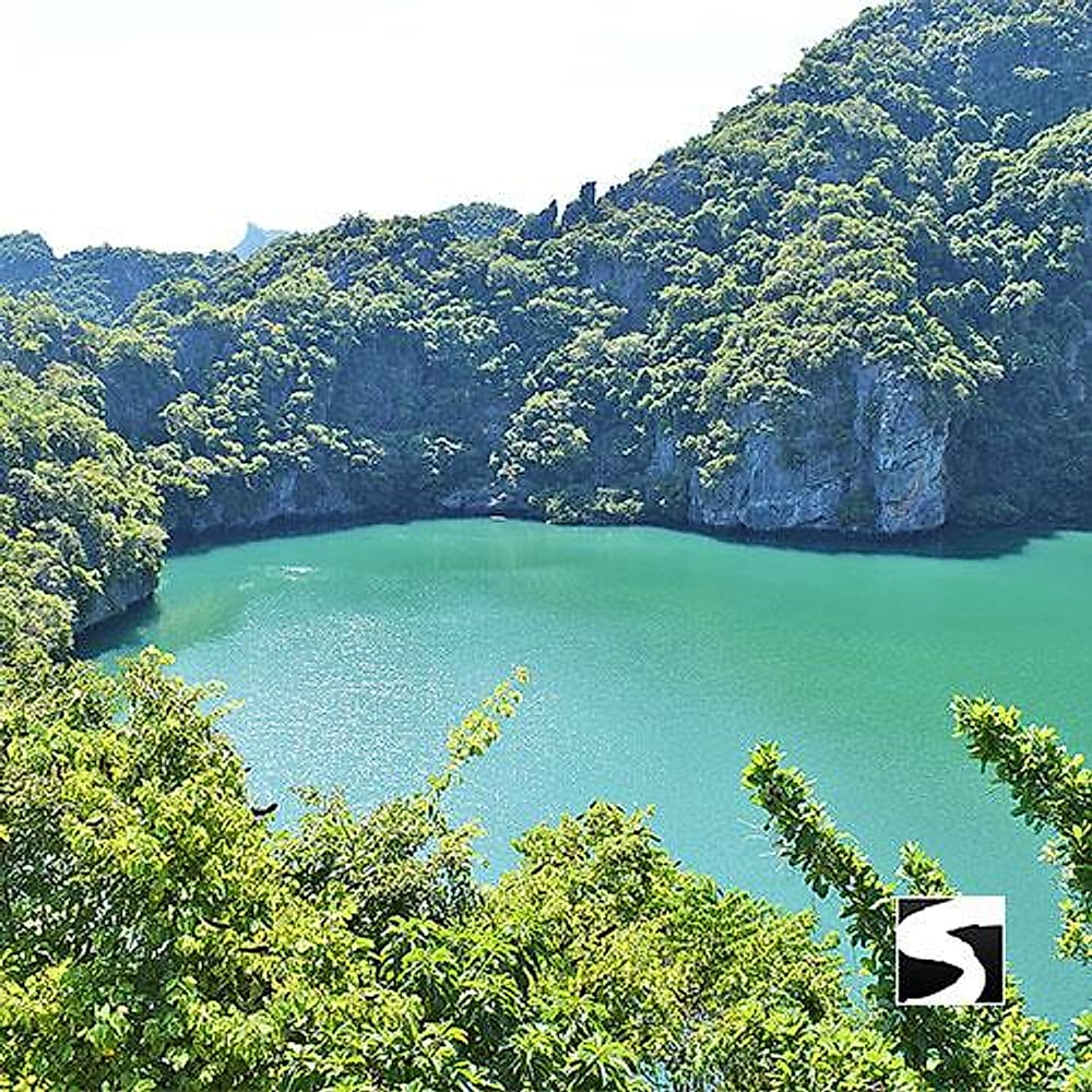 El lago Esmeralda en su cráter calcáreo de Ko Mae Ko